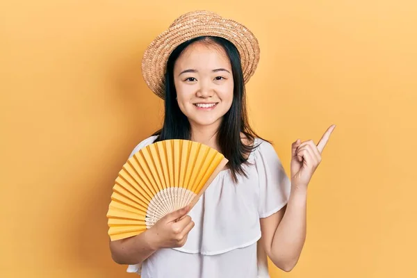 Jong Chinees Meisje Zwaaien Hand Ventilator Koeling Lucht Zomer Glimlachen — Stockfoto