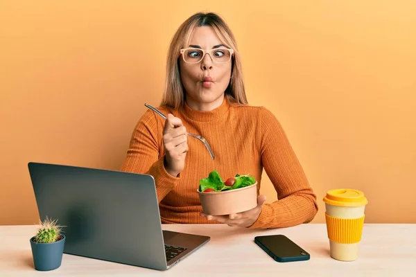 Jonge Blanke Vrouw Die Kantoor Werkt Gezonde Salade Eet Vissengezicht — Stockfoto