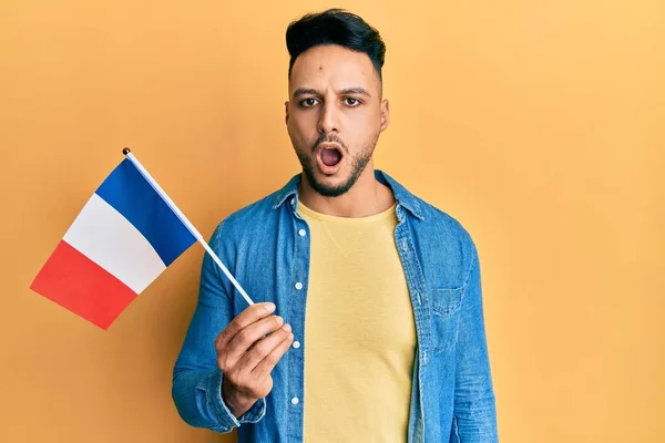 Jeune Homme Arabe Tenant Drapeau France Effrayé Étonné Avec Bouche — Photo