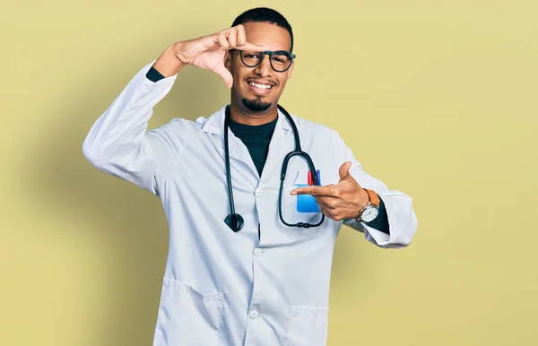Joven Hombre Afroamericano Vistiendo Uniforme Médico Estetoscopio Sonriendo Haciendo Marco — Foto de Stock