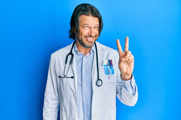 Medioevo Bell Uomo Indossa Uniforme Medico Stetoscopio Sorridente Con Volto — Foto Stock