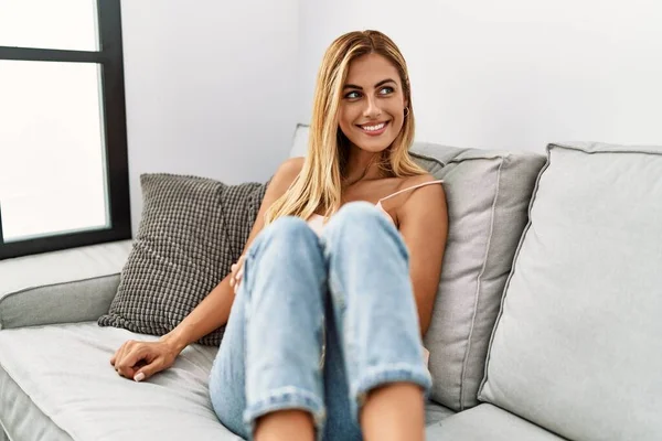 Jovem Caucasiana Sorrindo Feliz Sentado Sofá Casa — Fotografia de Stock