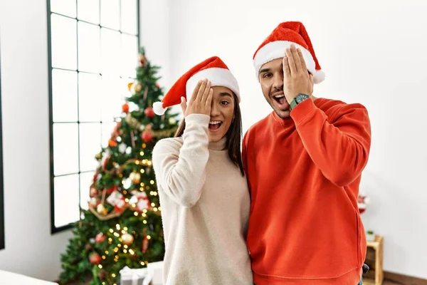 Genç Spanyol Çift Noel Ağacının Yanında Duruyor Bir Gözünü Eliyle — Stok fotoğraf