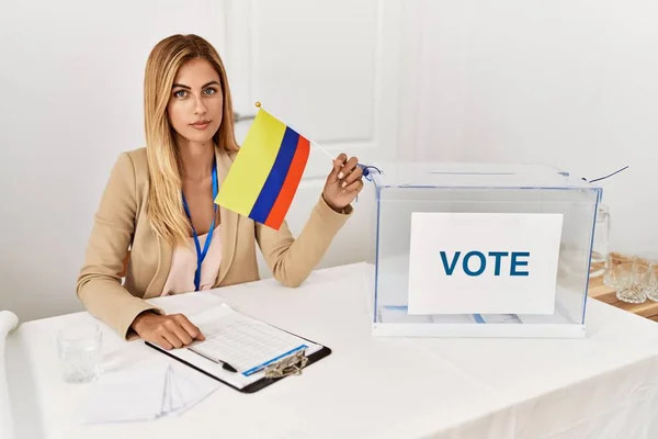 Siyasi Seçim Kampanyasında Sarışın Genç Güzel Bir Kadın Elinde Kolombiya — Stok fotoğraf