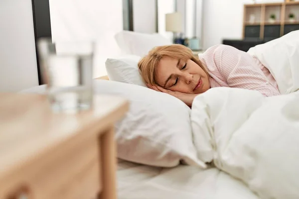 Μέση Ηλικία Ξανθιά Γυναίκα Κοιμάται Στο Κρεβάτι Στο Σπίτι — Φωτογραφία Αρχείου