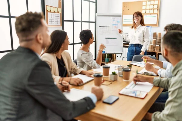 Gruppe Von Geschäftsleuten Hört Chef Konferenz Während Besprechung Büro — Stockfoto