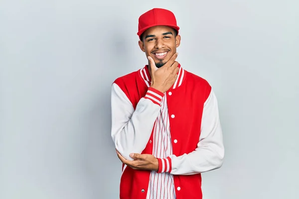 Jovem Afro Americano Vestindo Uniforme Beisebol Olhando Confiante Para Câmera — Fotografia de Stock