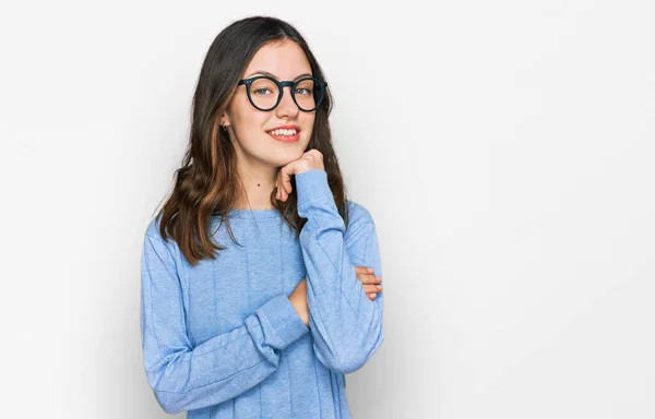 若い美しい女性の質問 集中的な表現について考える顎の手でカジュアルな服や眼鏡を着用 笑顔で思いやりのある顔 疑わしい概念 — ストック写真