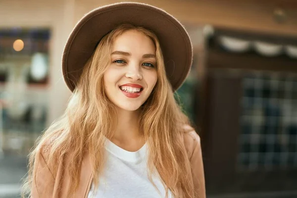 Junges Blondes Mädchen Lächelt Glücklich Der Stadt — Stockfoto