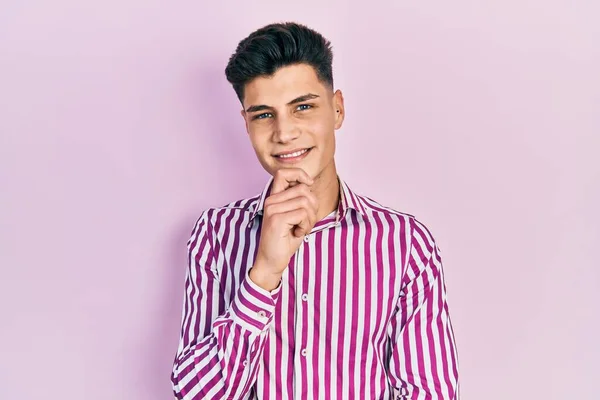 Joven Hispano Vestido Con Ropa Casual Mirando Confiado Cámara Sonriendo — Foto de Stock