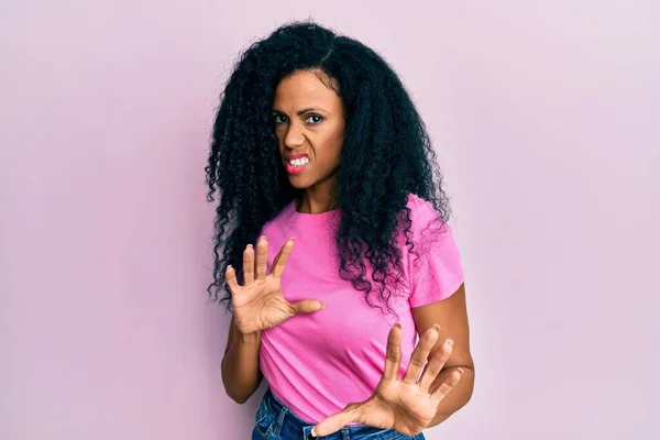 Mujer Afroamericana Mediana Edad Vistiendo Ropa Casual Expresión Disgustada Disgustada —  Fotos de Stock