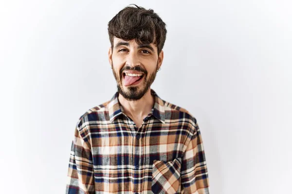 Homem Hispânico Com Barba Sobre Fundo Isolado Furando Língua Feliz — Fotografia de Stock