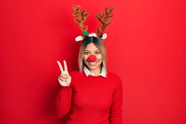 Mulher Hispânica Bonita Usando Chapéu Natal Veado Nariz Vermelho Mostrando — Fotografia de Stock