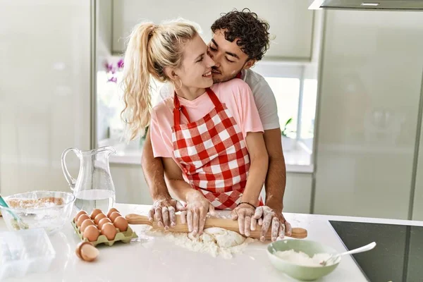 Jovem Casal Sorrindo Feliz Amassar Massa Farinha Com Mãos Cozinha — Fotografia de Stock