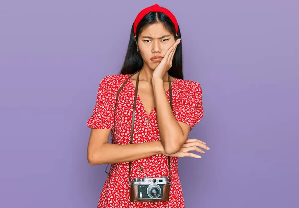 Mooie Jonge Aziatische Vrouw Dragen Jurk Vintage Camera Denken Kijken — Stockfoto