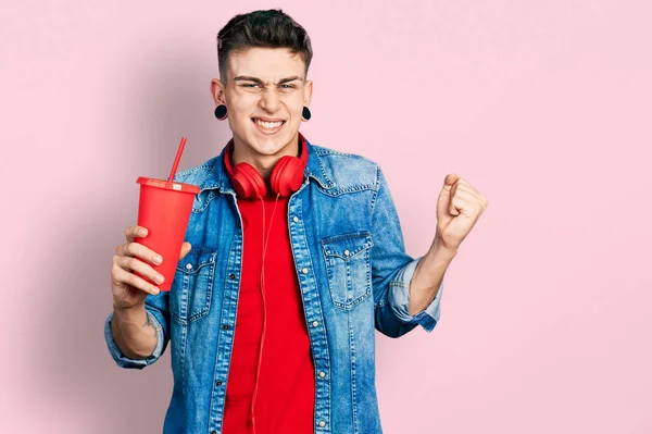 Jonge Blanke Jongen Met Oren Verwijding Drinken Glas Cola Drank — Stockfoto