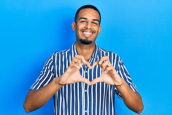 Joven Hombre Afroamericano Vistiendo Ropa Casual Sonriendo Amor Haciendo Forma — Foto de Stock