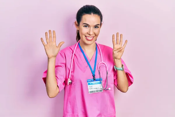 Doktor Üniforması Steteskop Giyen Genç Esmer Kadın Dokuz Numarayı Gösterip — Stok fotoğraf