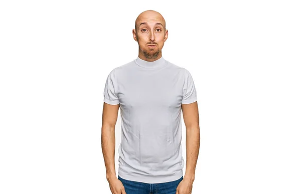 Homem Careca Com Barba Vestindo Casual Shirt Branca Soprando Bochechas — Fotografia de Stock