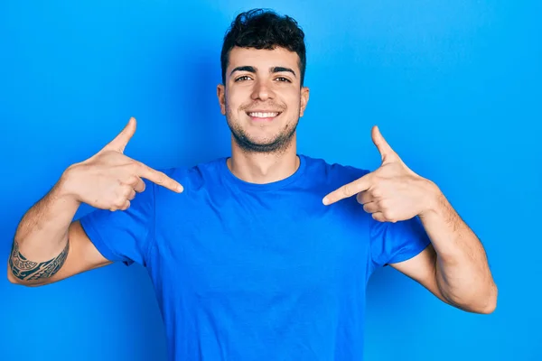 Homem Hispânico Jovem Vestindo Camisa Azul Casual Olhando Confiante Com — Fotografia de Stock