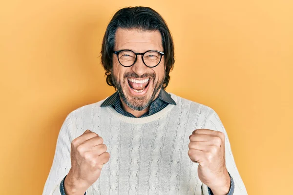 Hombre Caucásico Mediana Edad Vistiendo Ropa Casual Gafas Celebrando Sorprendido —  Fotos de Stock