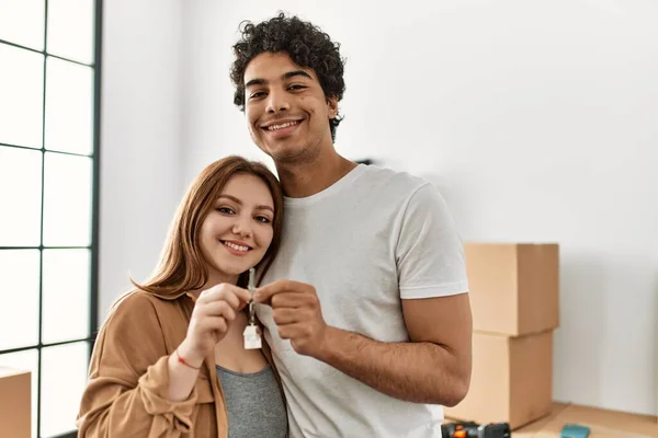 Junges Paar Lächelt Glücklich Und Hält Schlüssel Für Neues Zuhause — Stockfoto