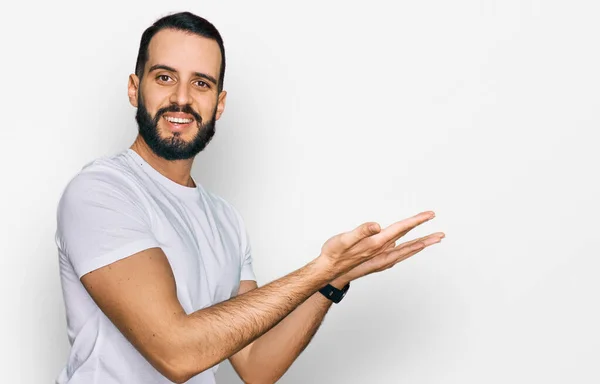 Joven Con Barba Vistiendo Camiseta Blanca Casual Señalando Lado Con —  Fotos de Stock