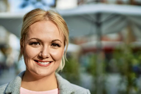 Joven Mujer Negocios Rubia Sonriendo Feliz Pie Ciudad —  Fotos de Stock