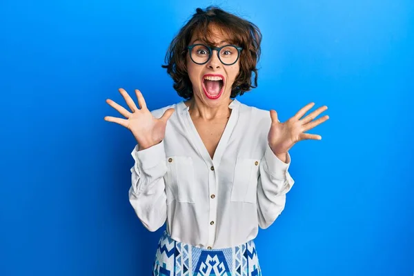 Jeune Femme Brune Portant Des Vêtements Décontractés Des Lunettes Célébrant — Photo