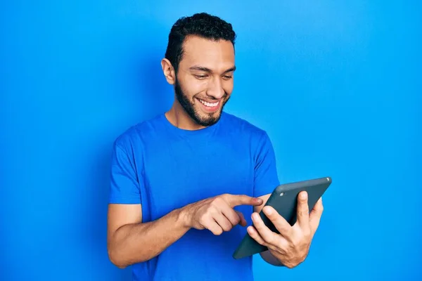Hombre Hispano Con Barba Usando Dispositivo Táctil Que Positivo Feliz — Foto de Stock