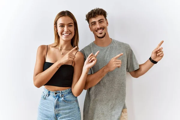 Jovem Casal Bonito Juntos Sobre Fundo Isolado Sorrindo Olhando Para — Fotografia de Stock