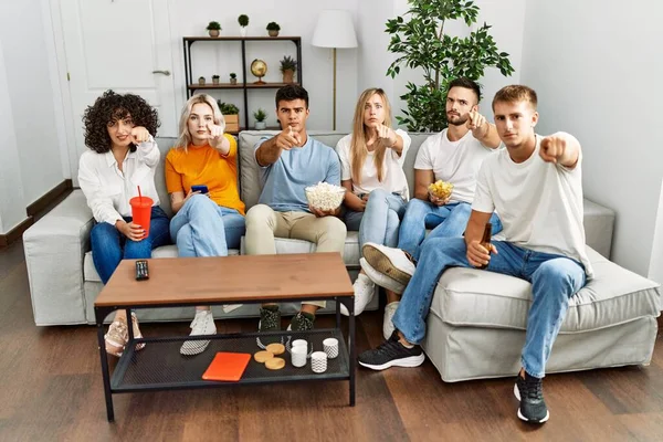 Gruppe Von Menschen Die Hause Auf Dem Sofa Sitzen Und — Stockfoto