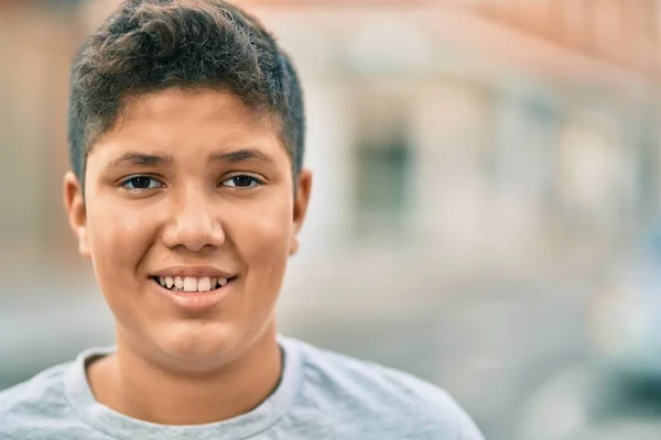 Adorabile Ragazzo Latino Sorridente Felice Piedi Alla Città — Foto Stock