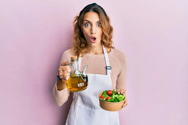 Jeune Femme Caucasienne Portant Tablier Tenant Huile Olive Peut Salade — Photo