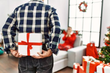 Genç kız ve büyük baba evde Noel 'i kutluyor, ebeveynler kadınlara hediye veriyor.