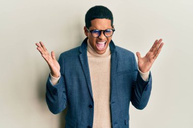 Zarif kıyafetler giymiş, gözlüklü yakışıklı genç adam başarının çılgınlığını kutluyor kollarını kaldırmış, gözlerini kapatmış heyecanlı çığlıklar atıyor. Kazanan konsept 