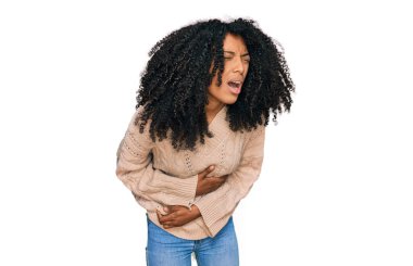 Genç Afro-Amerikalı kız elleri karnında günlük kıyafetler giyiyor çünkü mide bulantısı, acı verici bir hastalık kendini iyi hissetmiyor. Ağrı kavramı. 