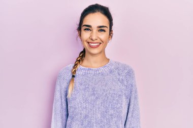 Yüzünde mutlu ve havalı bir gülümseme olan günlük kıyafetler giyen genç İspanyol kız. şanslı kişi. 