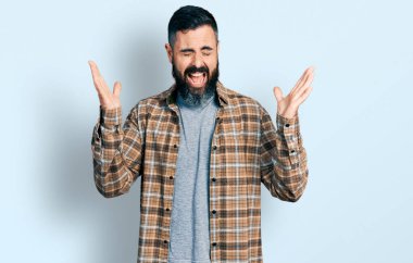 İspanyol sakallı, sıradan tişörtlü, çılgın ve başarıyı kutlayan kolları havada ve gözleri kapalı heyecanlı çığlıklar atan bir adam. Kazanan konsept 