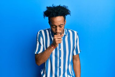 Sakallı, sıradan çizgili gömlek giyen, kendini kötü hisseden ve soğuk algınlığı veya bronşitin belirtisi olarak öksüren genç bir Afro-Amerikan. sağlık hizmeti kavramı. 