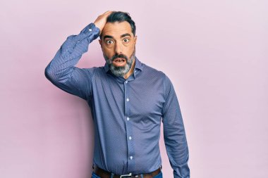 Orta yaşlı, sakallı ve gri saçlı iş elbiseleri giyen bir adam. Hatayla el ele tutuşan bir adam. Hatayı hatırla. Unuttum, kötü hafıza kavramı. 