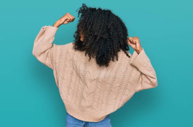 Sıradan kıyafetler giyen, gururla gülümseyen genç Afrikalı Amerikalı kız. fitness konsepti. 