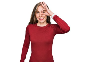 Sıradan kıyafetler giyen genç sarışın kadın el hareketleriyle gülümsüyor, parmaklarının arasından mutlu yüzlere bakıyor.. 