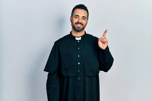 Sakallı Yakışıklı Katolik Rahip Cübbesi Giyen Yüzünde Kocaman Bir Gülümseme — Stok fotoğraf
