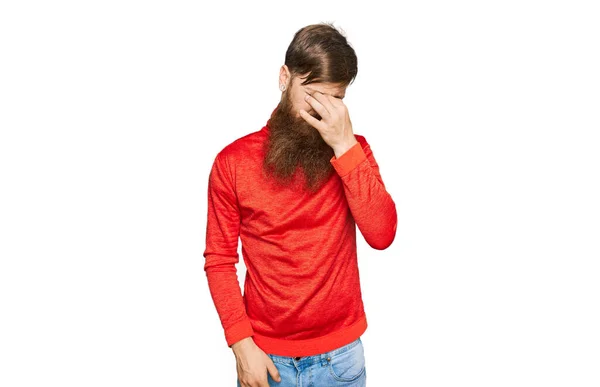 Рыжий Мужчина Длинной Бородой Повседневной Одежде Устал Тереть Нос Глаза — стоковое фото