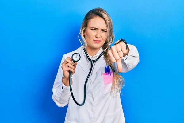 Piękna Młoda Blondynka Lekarz Kobieta Trzyma Stetoskop Patrząc Nieszczęśliwy Zły — Zdjęcie stockowe