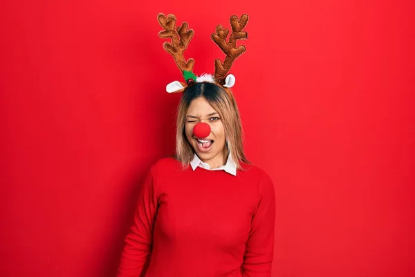 Mooie Spaanse Vrouw Met Herten Kerstmuts Rode Neus Knipogen Naar — Stockfoto