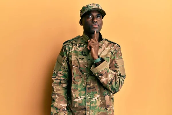 Fiatal Afro Amerikai Férfi Katonai Egyenruhát Visel Kétségre Koncentrál Állán — Stock Fotó