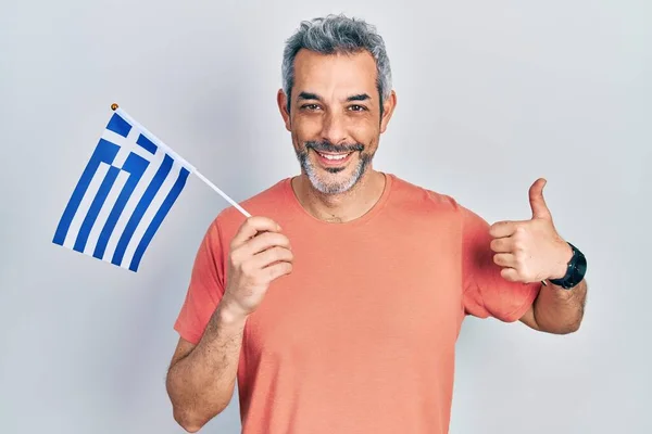 Bonito Homem Meia Idade Com Cabelos Grisalhos Segurando Bandeira Greece — Fotografia de Stock