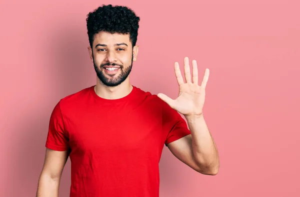 Hombre Árabe Joven Con Barba Llevando Camiseta Roja Casual Mostrando — Foto de Stock